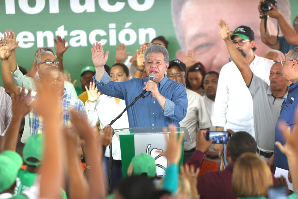 El expresidente Leonel Fernández ha ido sumando seguidores a su proyecto con la Fuerza del Pueblo.