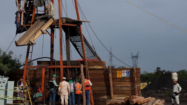Diez mineros siguen atrapados tras 48 horas del derrumbe en México