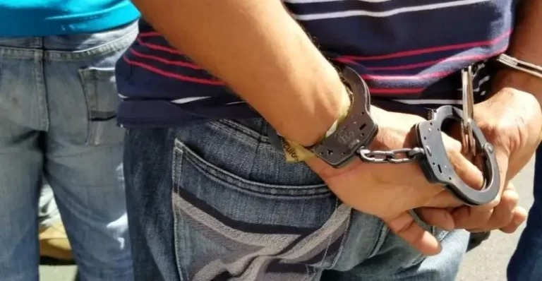 Extraditan dominicano a EE.UU. enfrenta cargos por fraude y robo