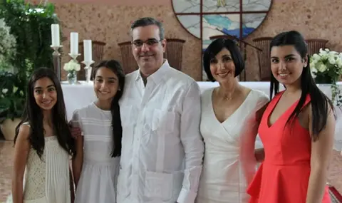 Luis Abinader, Raquel Arbaje y sus hijas