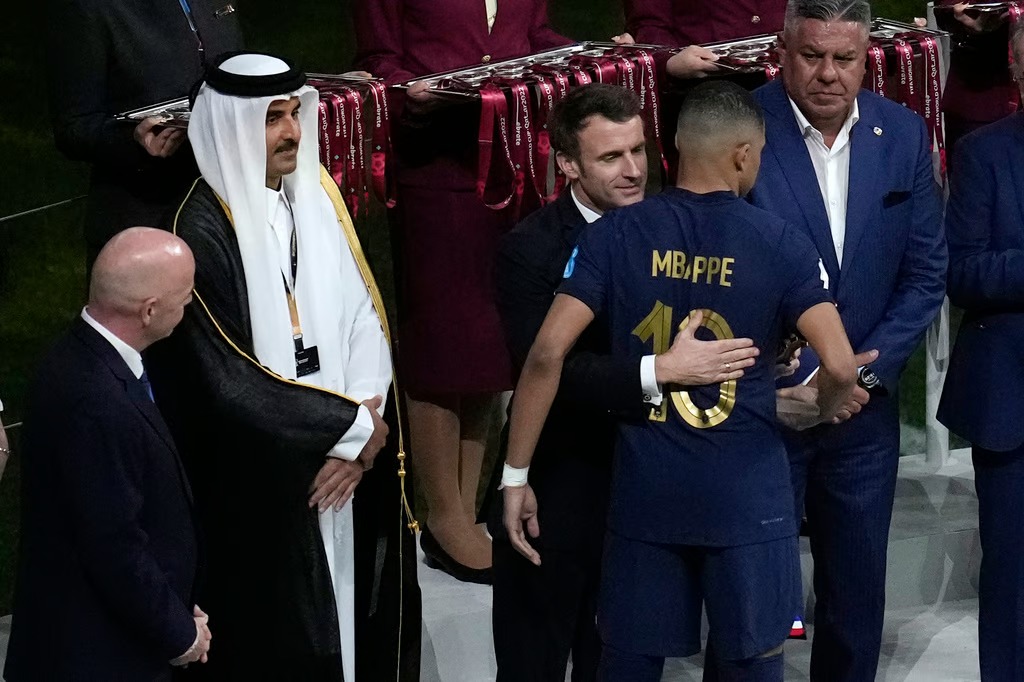 Macron consuela a Mbappé tras derrota en Qatar