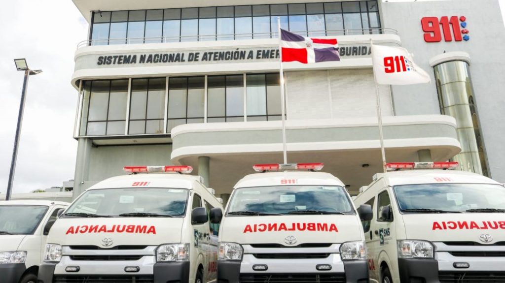 Abinader entrega 13 ambulancias, 40 furgonetas y cinco camiones al SNS
