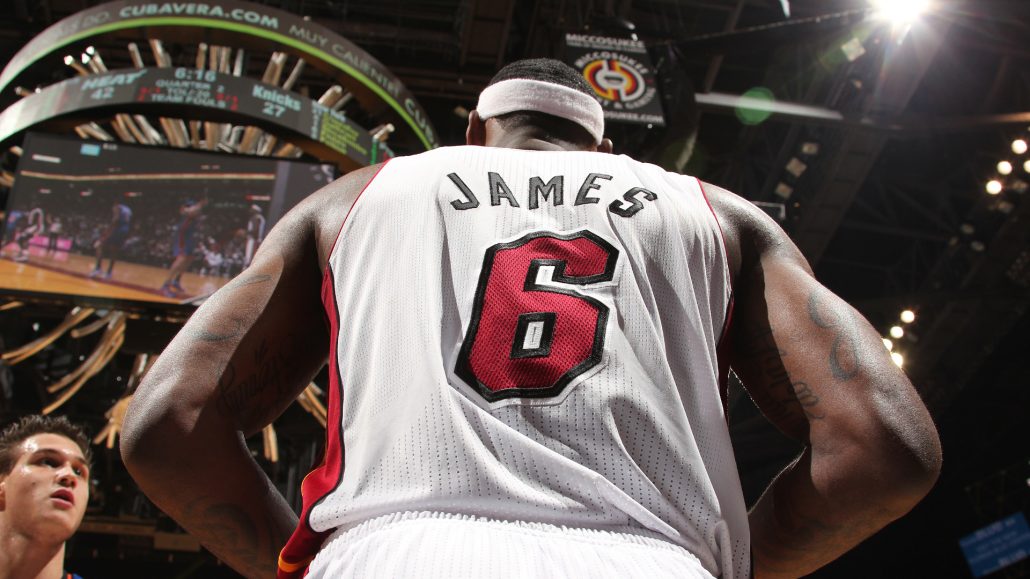 Venden por $3.68 millones histórica camiseta de LeBron James