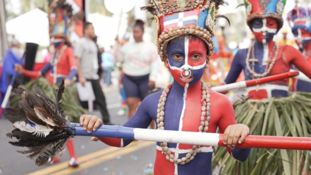 Cultura, colores y tradiciones se derrocha en Desfile Nacional de Carnaval 2023 - Noticias de hoy en República Dominicana | De Último Minuto