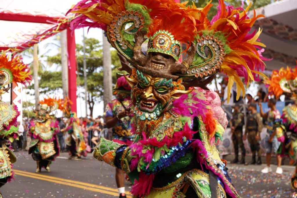 Cultura, colores y tradiciones se derrocha en Desfile Nacional de Carnaval 2023 - Noticias de hoy en República Dominicana | De Último Minuto