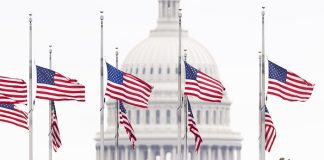 Biden ordena ondear la bandera de la Casa Blanca a media asta por el tiroteo en Maine