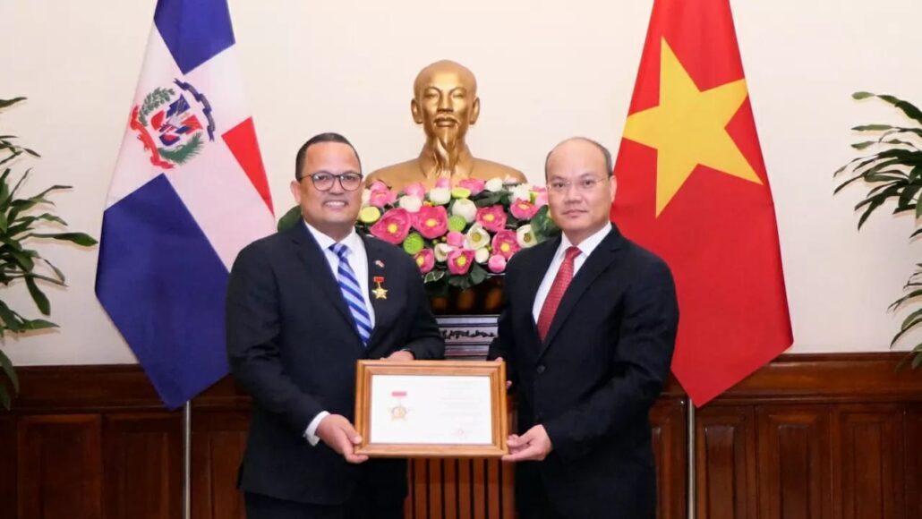 Vietnam condecora al embajador Jaime Francisco Rodríguez