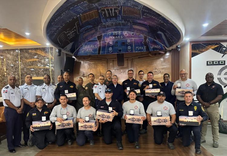Regresan a Puerto Rico los bomberos que apoyaron en tragedia del Jet Set - Noticias de hoy en República Dominicana | De Último Minuto