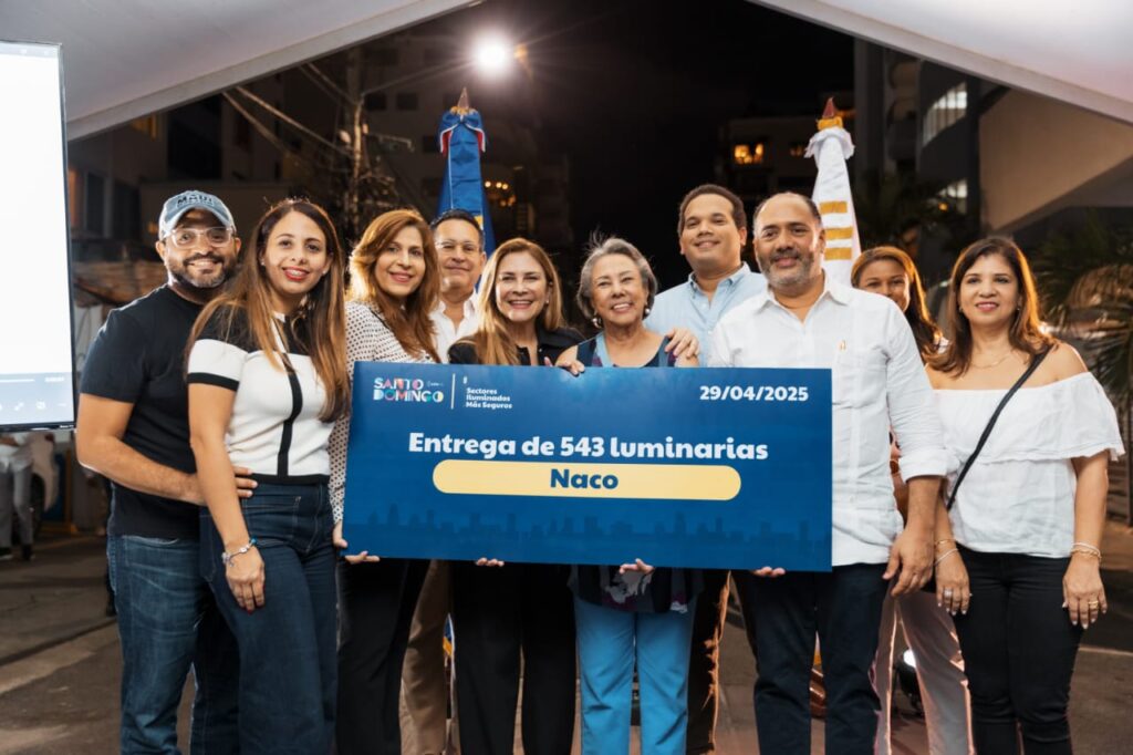 Carolina Mejía mejora seguridad de Naco con la entrega de 543 luminarias led instaladas