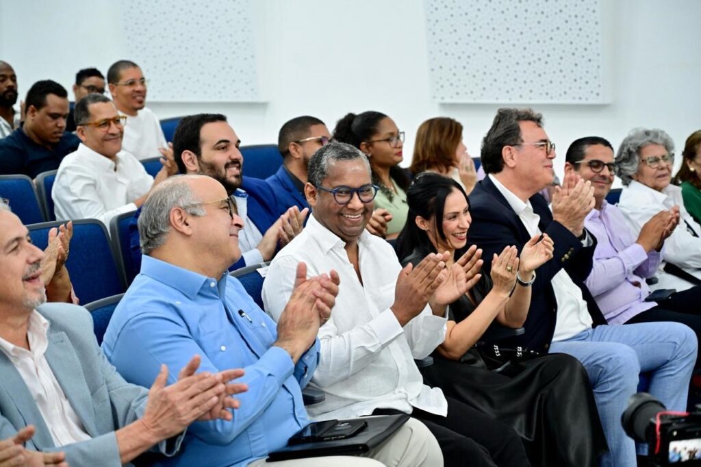 "HONESTY BY JUAN CARLOS REYES" stands out as a valuable exhibit in the Museum of Modern Art | 6 | "HONESTY BY JUAN CARLOS REYES" stands out as a valuable exhibit in the Museum of Modern Art | De Último Minuto English