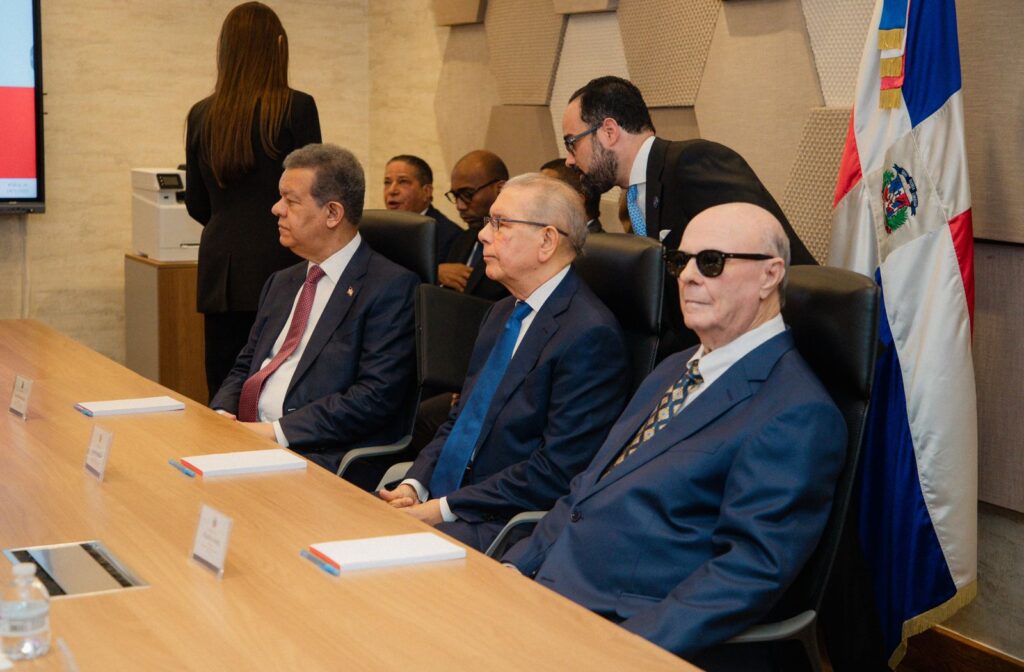 Abinader and former presidents Leonel, Danilo, and Hipólito are meeting at the Ministry of Defense | 3 | Abinader and former presidents Leonel, Danilo, and Hipólito are meeting at the Ministry of Defense | De Último Minuto English