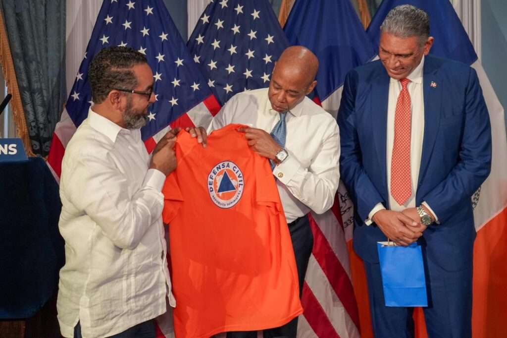 NY Mayor and the Director of Civil Defense finalize details for agreement on risk and disaster management | 2 | NY Mayor and the Director of Civil Defense finalize details for agreement on risk and disaster management | De Último Minuto English