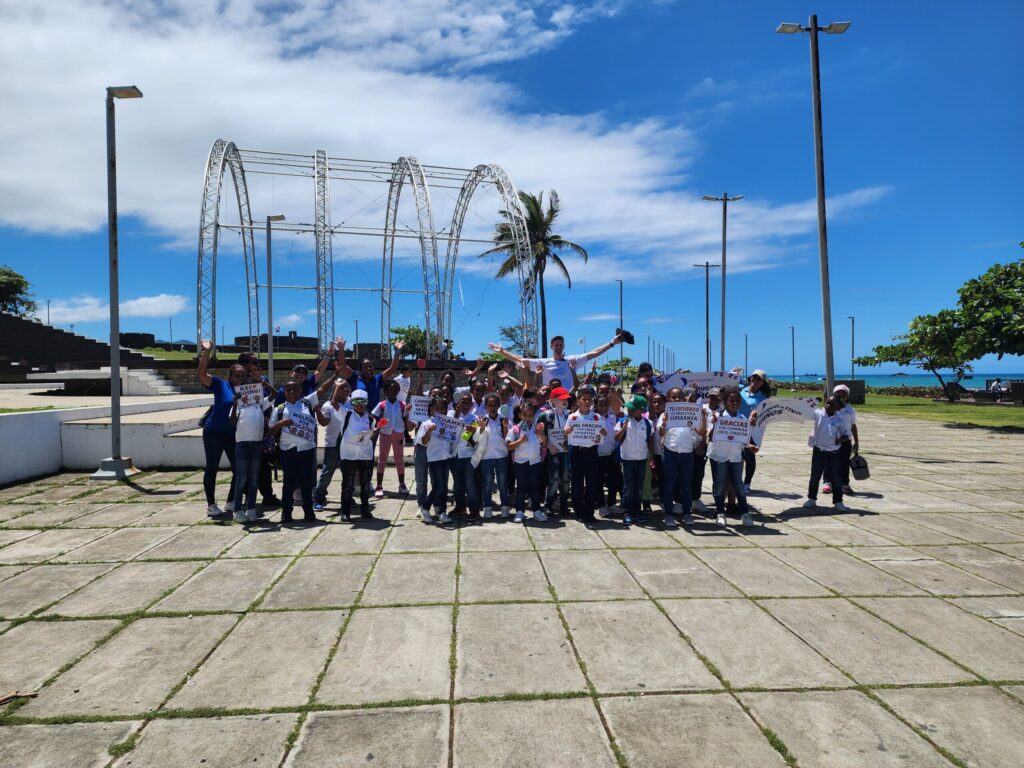 British Callum Bates raises funds by walking from Santo Domingo to Puerto Plata to strengthen education | 2 | British Callum Bates raises funds by walking from Santo Domingo to Puerto Plata to strengthen education | De Último Minuto English