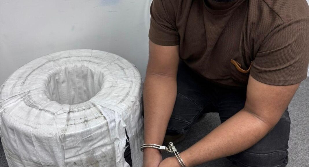 Policía Nacional arresta a hombre por robo de cables eléctricos propiedad de Edeeste