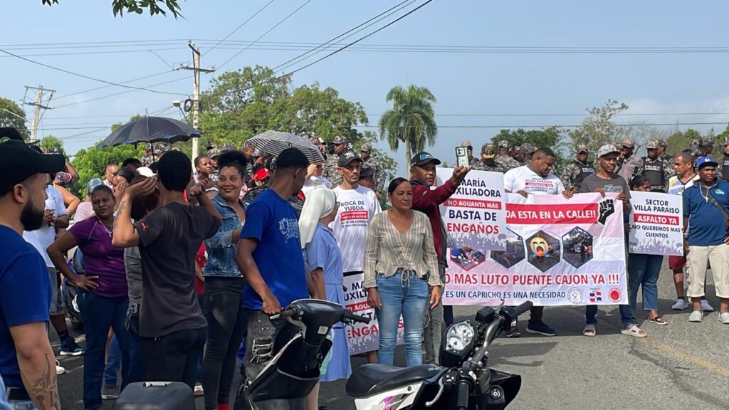 Bonao communities demand urgent solutions at picket line | 2 | Bonao communities demand urgent solutions at picket line | De Último Minuto English
