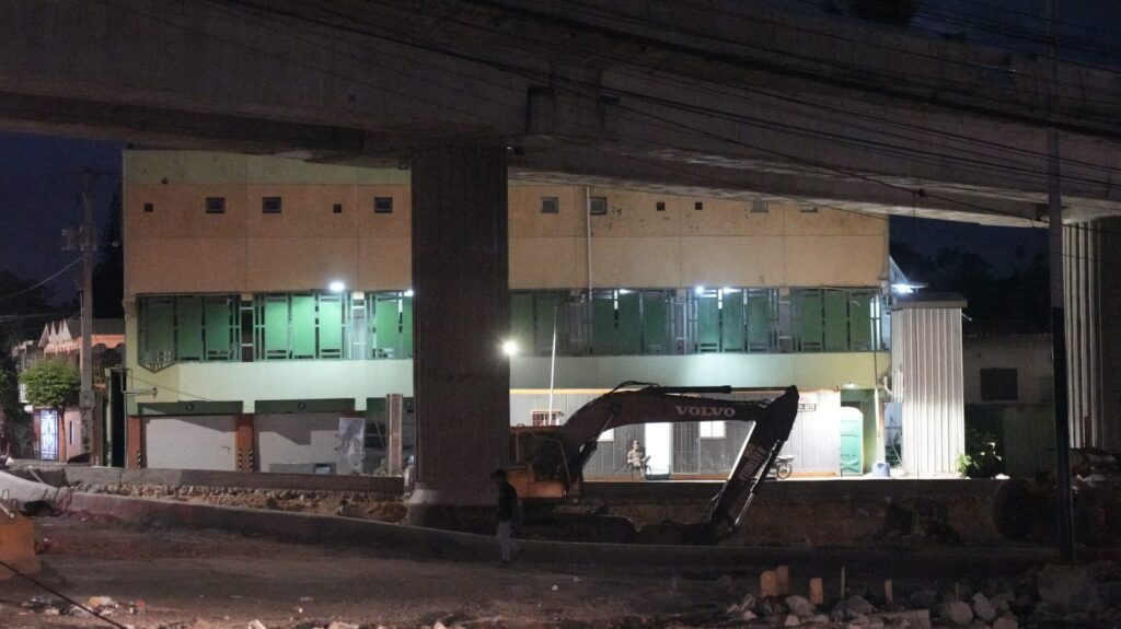 Almost four years after its start, final works on the Metro extension towards Los Alcarrizos are advancing. | 2 | Almost four years after its start, final works on the Metro extension towards Los Alcarrizos are advancing. | De Último Minuto English