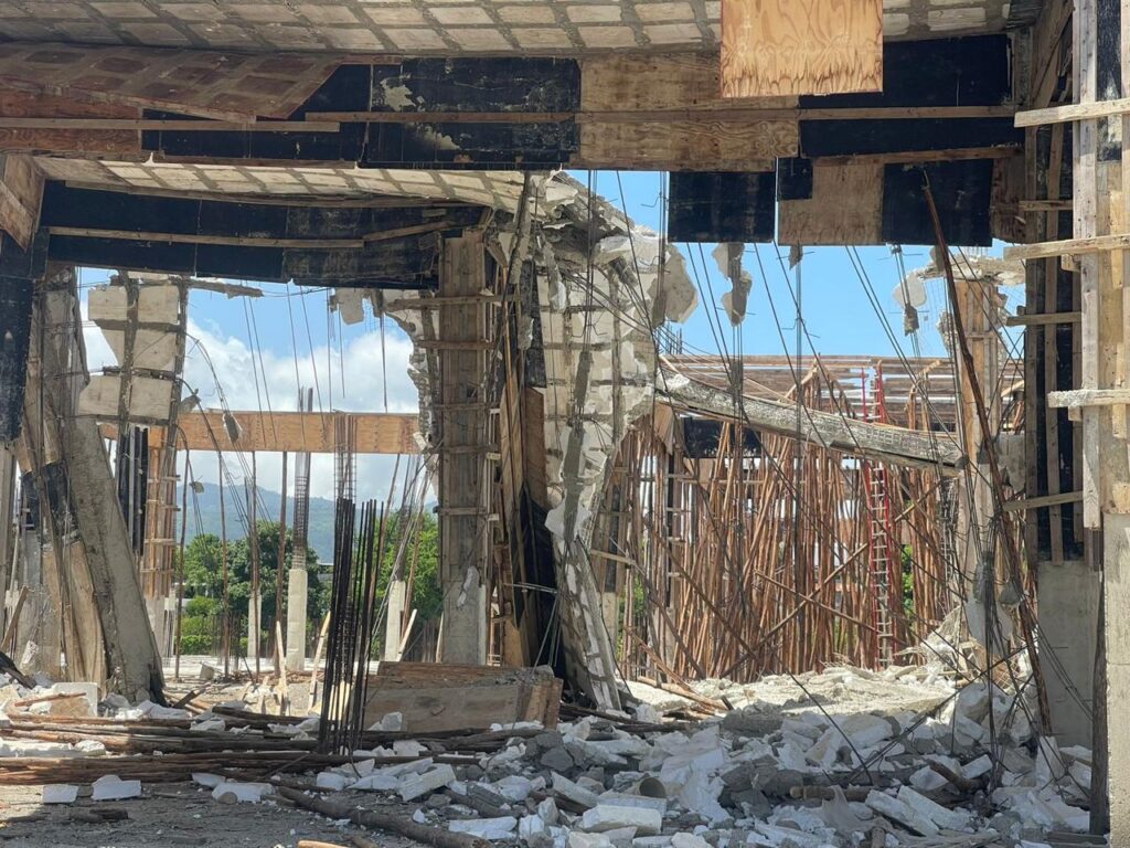 Investigation into the collapse of a construction plaza that had been halted by MIVED in Santiago | De Último Minuto English