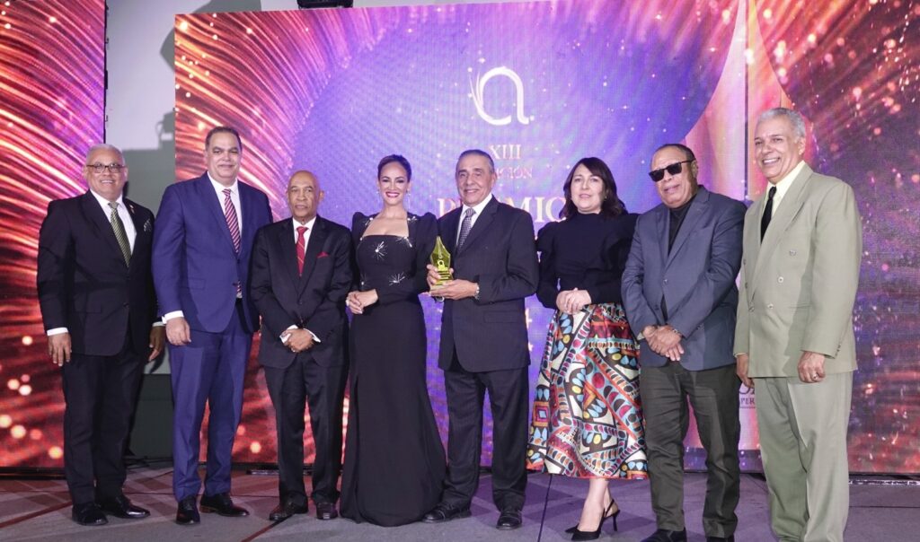 Aníbal de Castro receives the Acroarte Journalism Merit Award | 2 | Aníbal de Castro recibe el Premio al Mérito Periodístico de Acroarte