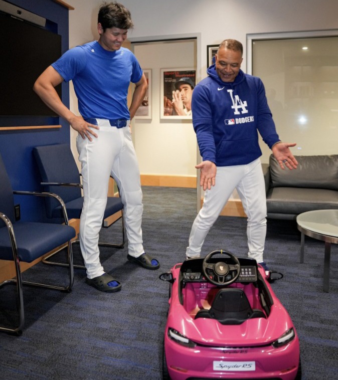Dave Roberts and his wife give a toy Porsche to Shohei Ohtani's daughter | 2 | Dave Roberts and his wife give a toy Porsche to Shohei Ohtani's daughter | De Último Minuto English