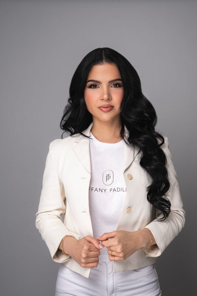 Tiffany Padilla narrates her migratory experience in her book "A Girl Alone in New York" | De Último Minuto English