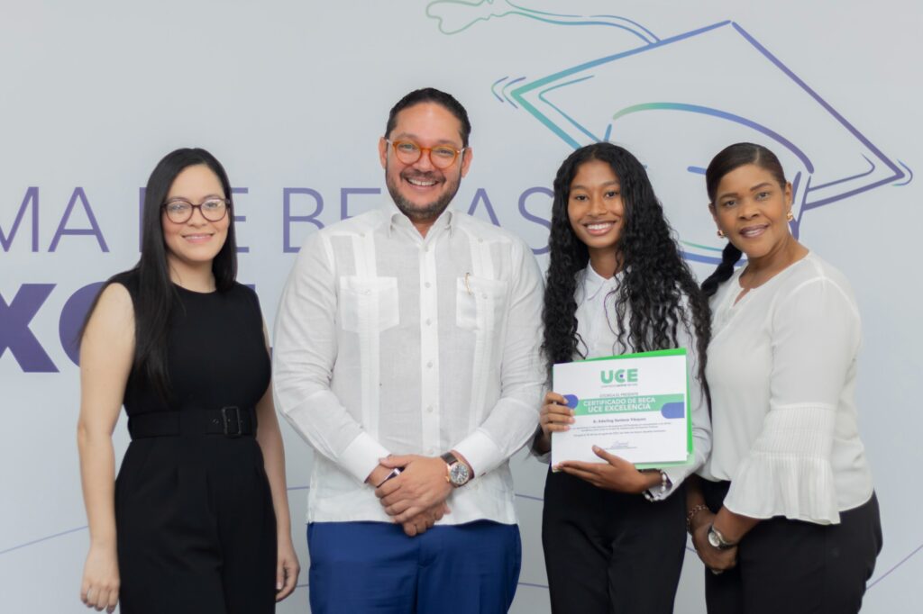 UCE awards 50 full scholarships to academically excellent young people | De Último Minuto English