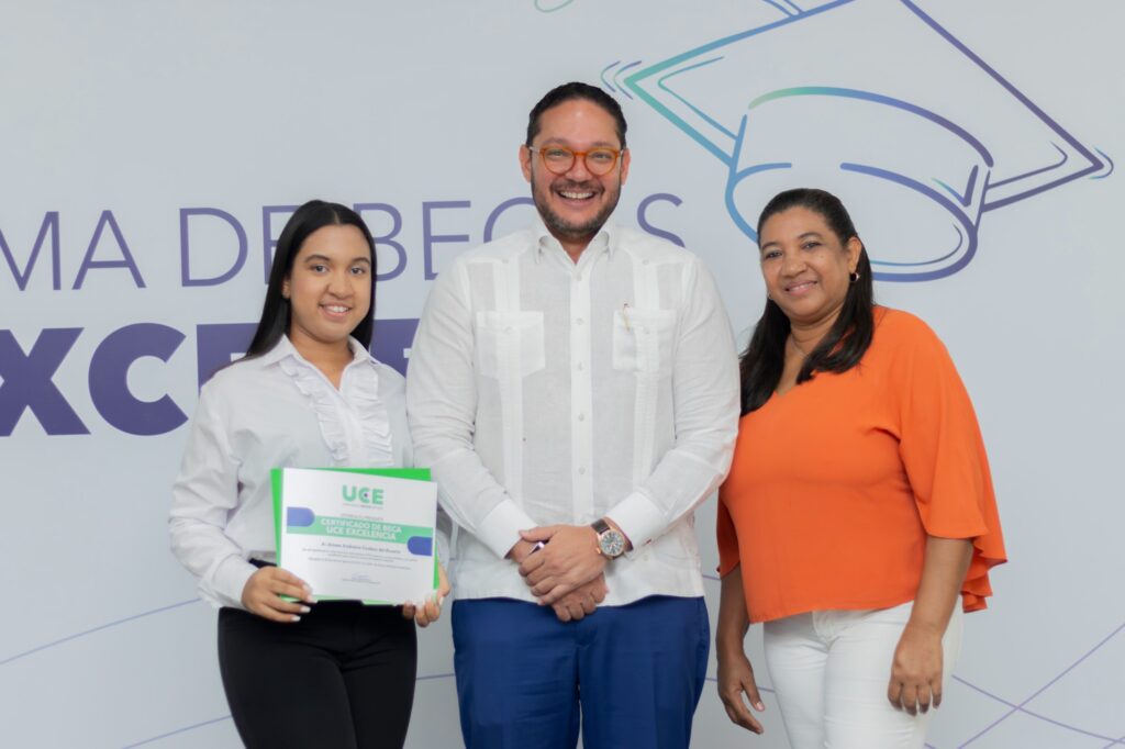 UCE awards 50 full scholarships to academically excellent young people | De Último Minuto English