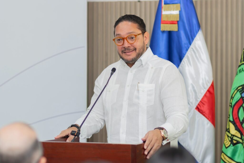 UCE awards 50 full scholarships to academically excellent young people | De Último Minuto English