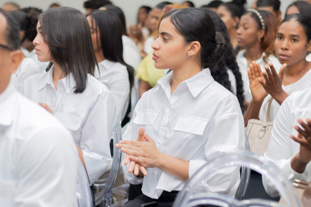 UCE awards 50 full scholarships to academically excellent young people | De Último Minuto English
