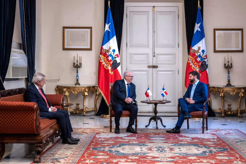 Dominican Ambassador Presents Credentials to Chilean President | De Último Minuto English