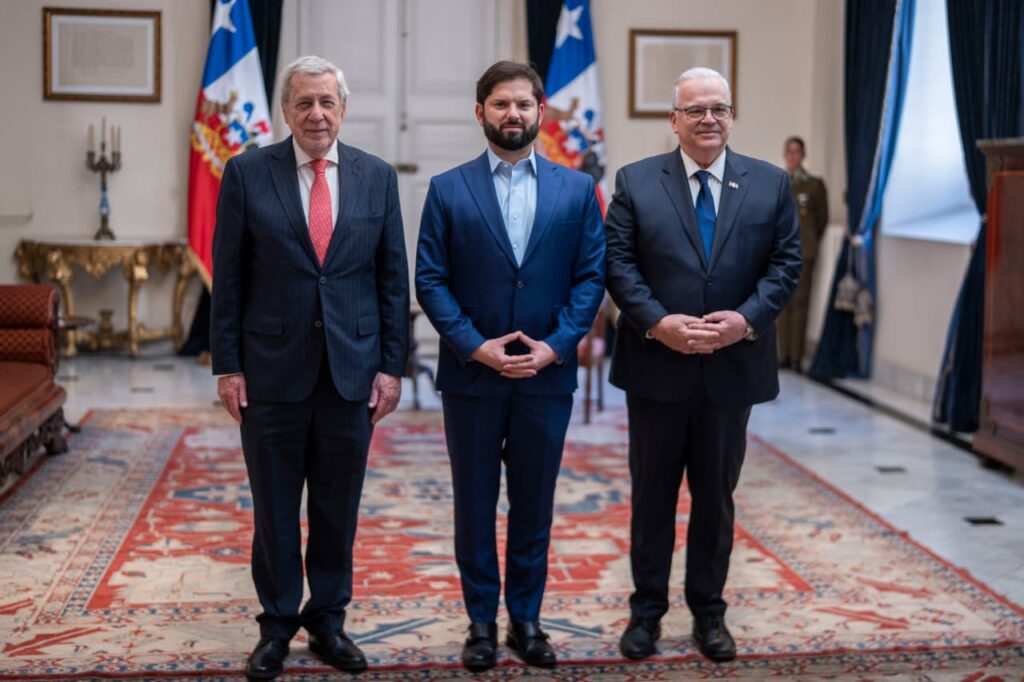 Dominican Ambassador Presents Credentials to Chilean President | De Último Minuto English