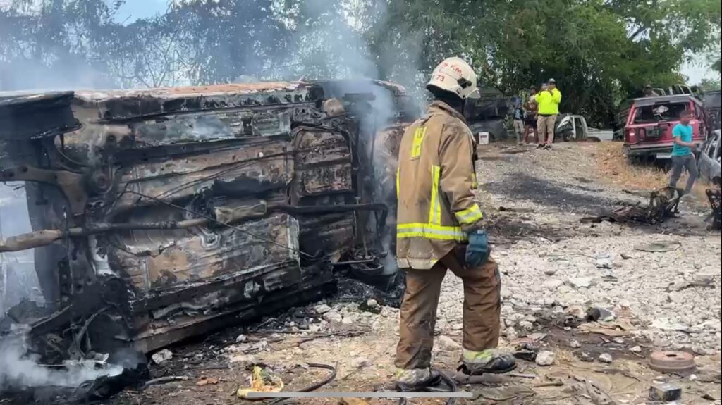 Voraz incendio consume más de 60 vehículos en taller de Aguayo, SFM - Noticias de hoy en República Dominicana | De Último Minuto