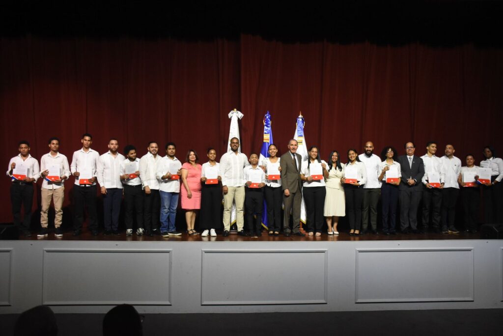 MESCyT and ITLA award 350 national scholarships to students in STEAM careers | De Último Minuto English