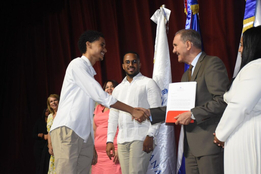 MESCyT and ITLA award 350 national scholarships to students in STEAM careers | De Último Minuto English