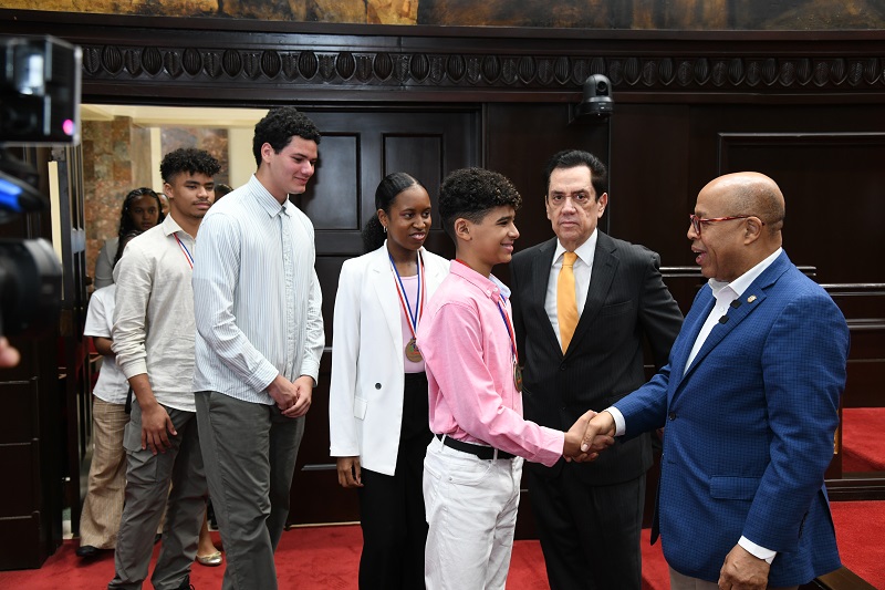 Chamber of Deputies receives Dominican-Spanish students winners of the Madrid 2025 School Merit Award | De Último Minuto English