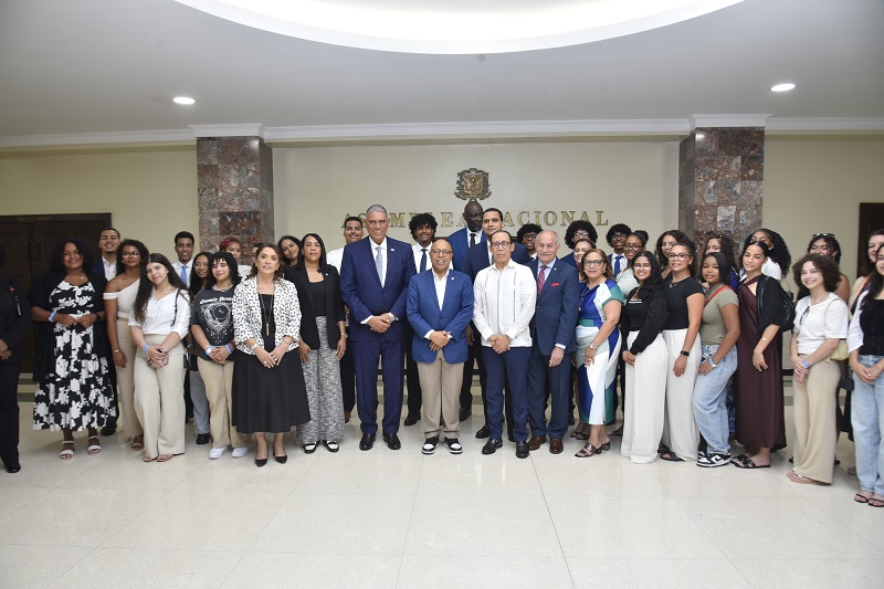 Chamber of Deputies receives Dominican-Spanish students winners of the Madrid 2025 School Merit Award | De Último Minuto English