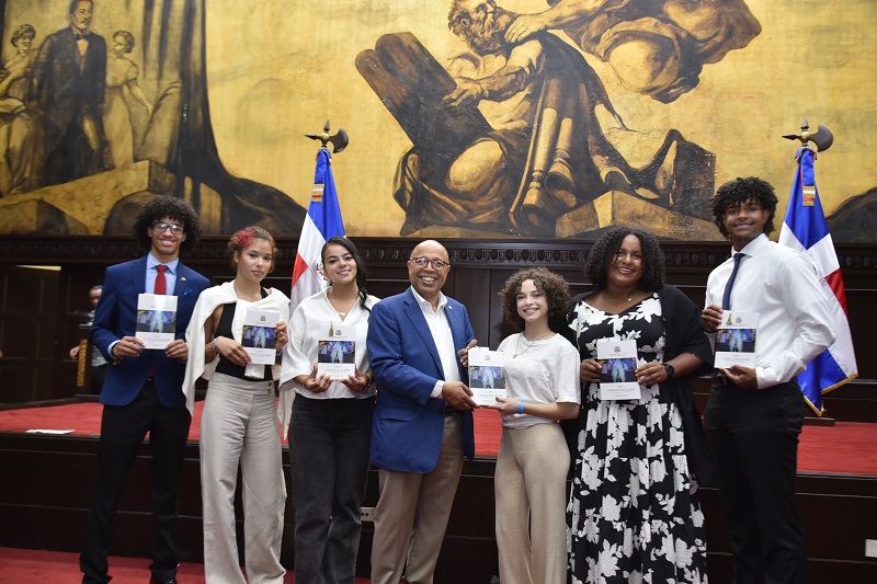 Chamber of Deputies receives Dominican-Spanish students winners of the Madrid 2025 School Merit Award | De Último Minuto English