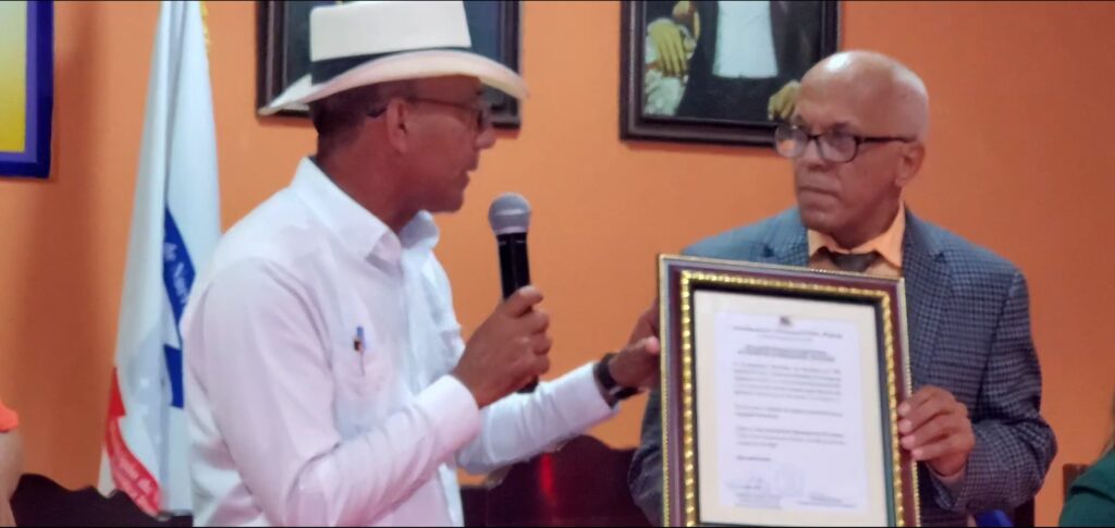 Honran al escritor Miguel Andrés Reyes Raposo como Hijo Meritorio | 2 | Honran al escritor Miguel Andrés Reyes Raposo como Hijo Meritorio - Noticias de hoy en República Dominicana | De Último Minuto