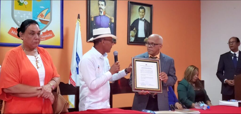 Honran al escritor Miguel Andrés Reyes Raposo como Hijo Meritorio | 3 | Honran al escritor Miguel Andrés Reyes Raposo como Hijo Meritorio - Noticias de hoy en República Dominicana | De Último Minuto