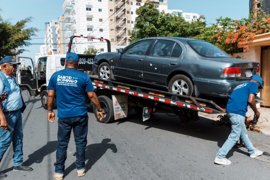 Alcaldía del DN y DIGESETT retiran vehículos mal estacionados y chatarras en Ensanche Quisqueya - Noticias de hoy en República Dominicana | De Último Minuto