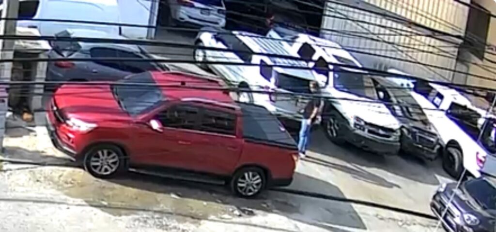 Residentes del sector El Quisqueya denuncian vandalismo de propietario de taller de mecánica | 2 | Residentes del sector El Quisqueya denuncian vandalismo de propietario de taller de mecánica - Noticias de hoy en República Dominicana | De Último Minuto