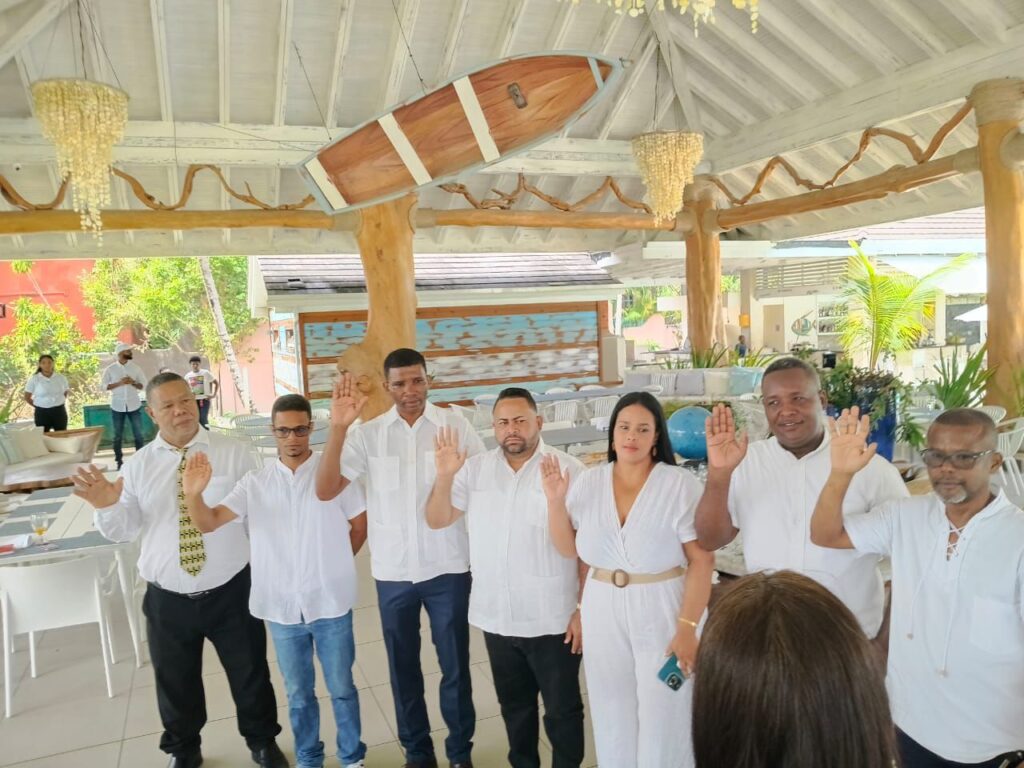 The ADOMPRETUR branch of Samaná was sworn in. | De Último Minuto English