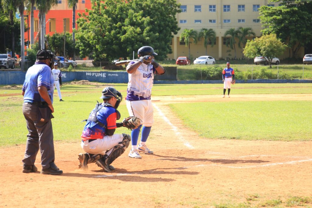 UASD, UNAPEC, PUCMM, and UCATEBA advance to the semifinals of the University Baseball League. | De Último Minuto English