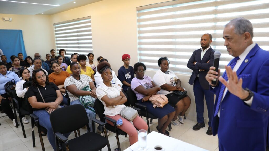 MESCyT delivers 108 new scholarships to study at ITSC and ISPFB | De Último Minuto English