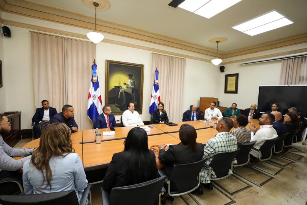 Vice President receives diaspora students and reinforces commitment to education abroad | De Último Minuto English