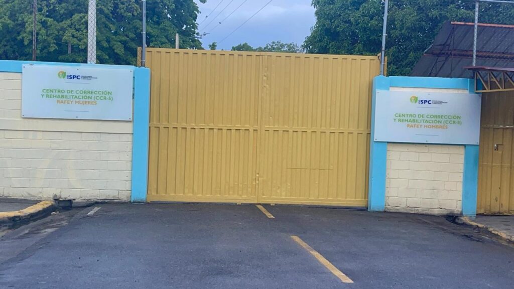 Former congresswoman Rosa Amalia Pilarte is transferred to the Rafey Mujeres center in Santiago | De Último Minuto English