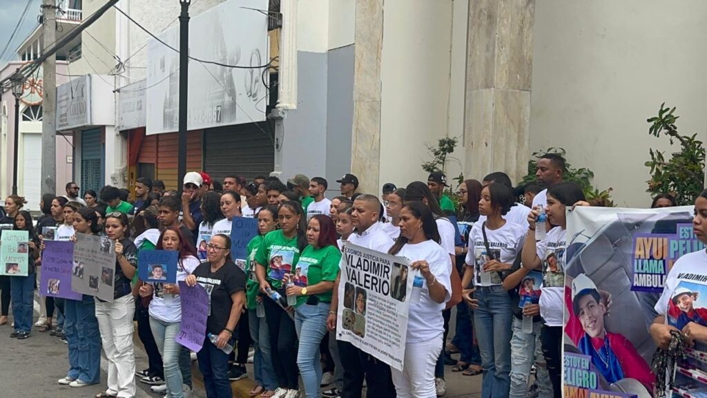 Family members march in Santiago demanding justice for hairdresser after holding novena this Sunday | De Último Minuto English