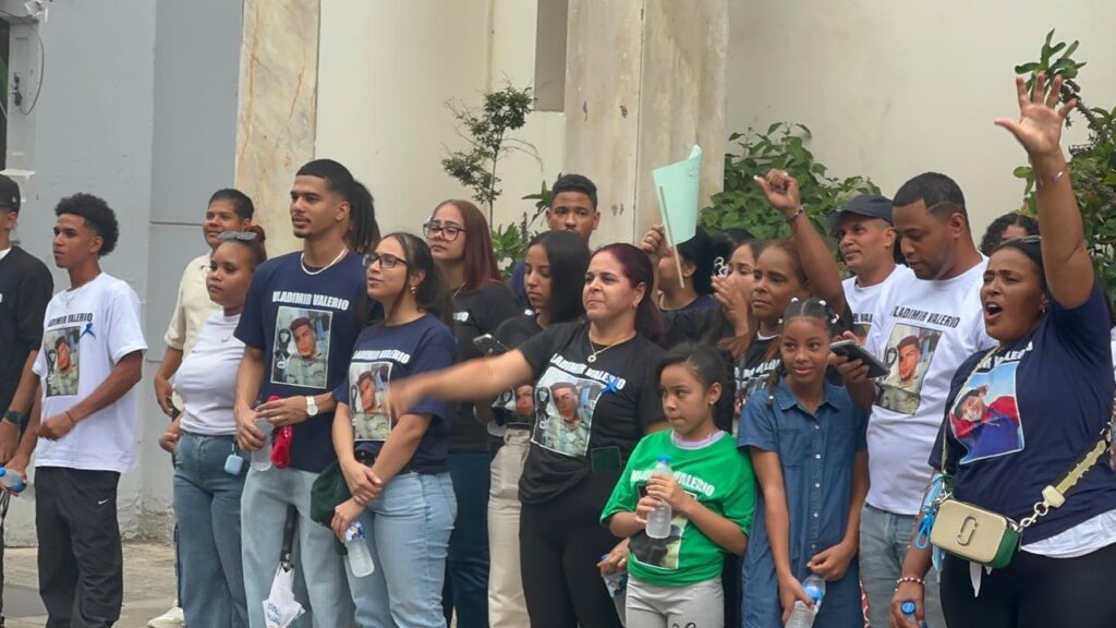 Family members march in Santiago demanding justice for hairdresser after holding novena this Sunday | De Último Minuto English