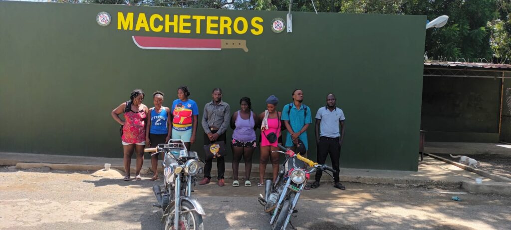 Army stops 19 Haitian migrants in a vehicle and two motorcycles in Valverde | De Último Minuto English