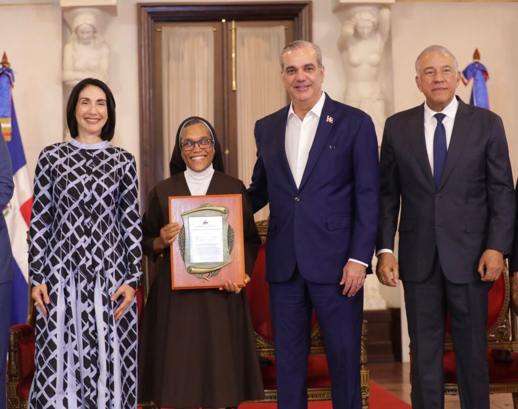 Abinader presents Senior of the Year award to Josefina Miniño | De Último Minuto English