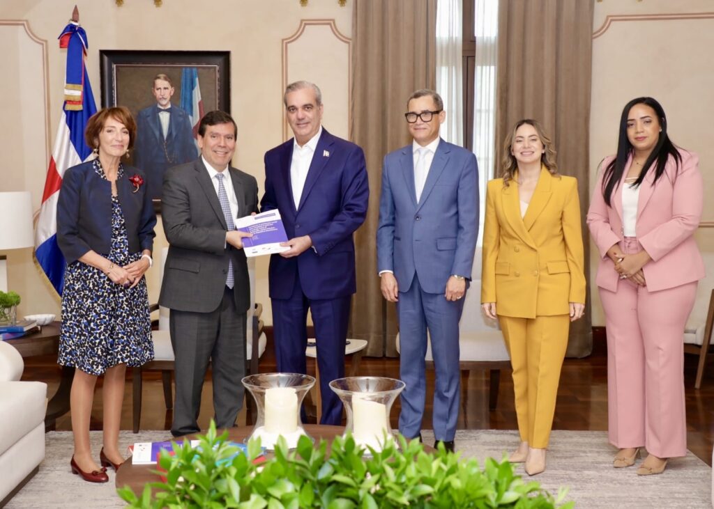 Abinader receives ECLAC public policy document on strengthening the social protection system | De Último Minuto English